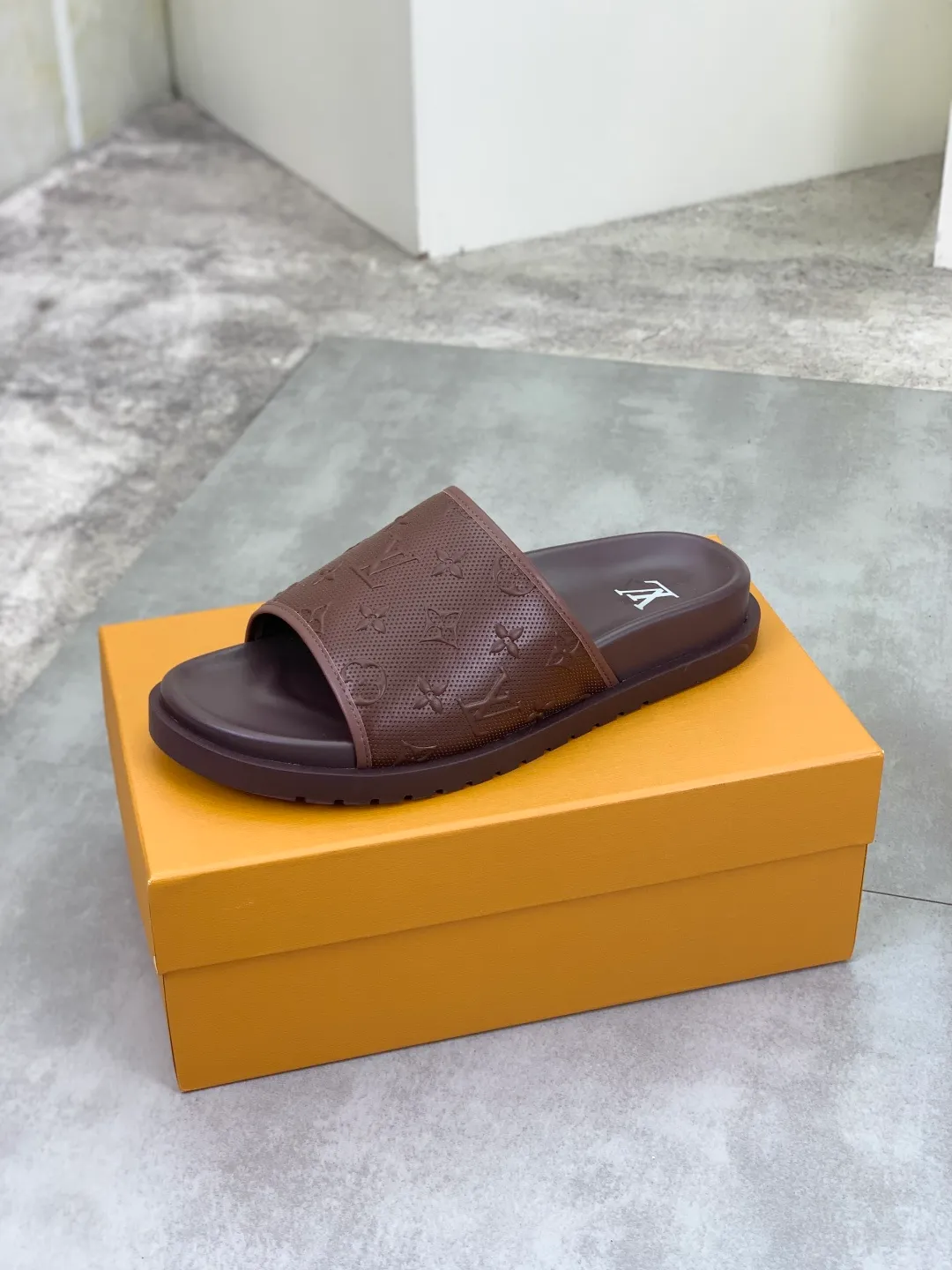 Men's shoes 💰P300💰【New style】🆘 Original quality 【LOUIS VUITTON】The popular Louis Vuitton LV men's slippers on the official website are on sale simultaneously! Original fabric imported from Italy, original factory special supply, code number: 38-44 (45 customized), many colors available